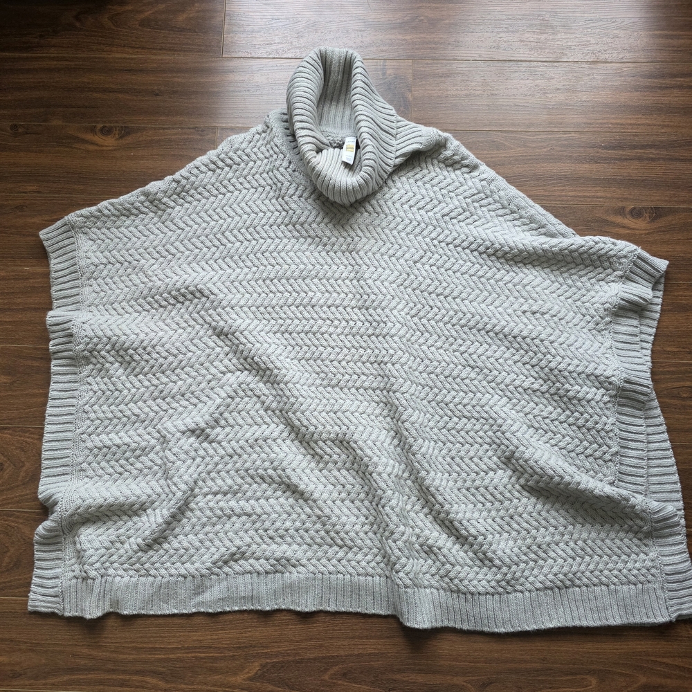 Lole Light Gray Cable Knit Poncho